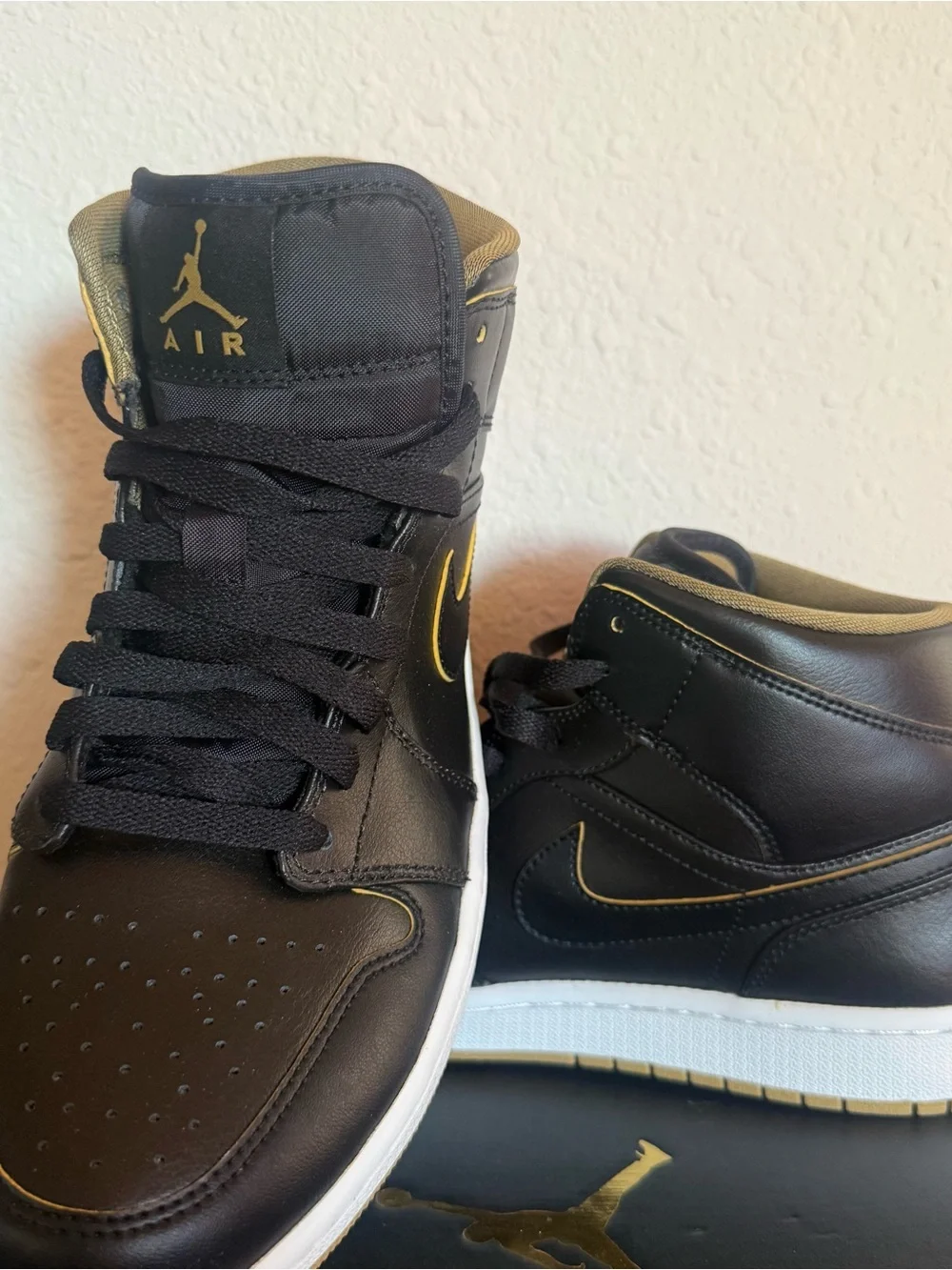 Air Jordon 1 Mid Black Metallic Gold White Men’s Size 9.5 554724 042
